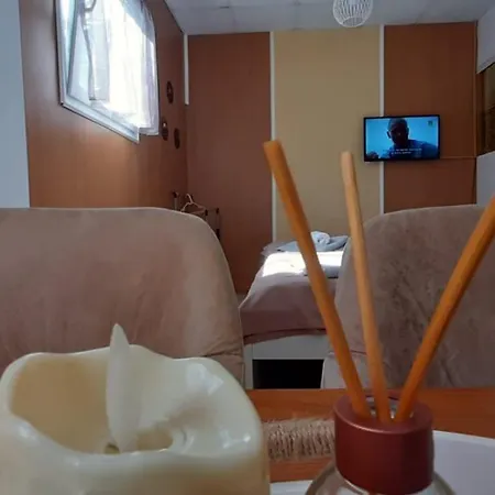 Simple Center Apartment *